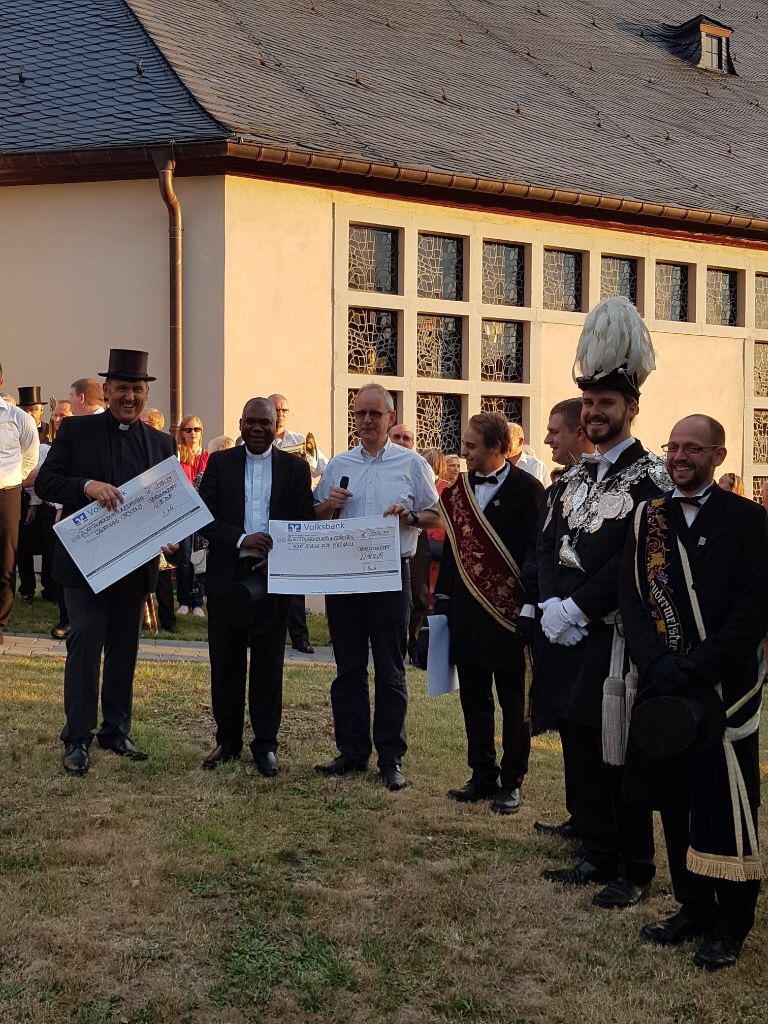 St. Sebastianus Junggesellenbruderschaft übergibt im Rahmen der Laurentiuskirmes eine Spende an unseren Verein